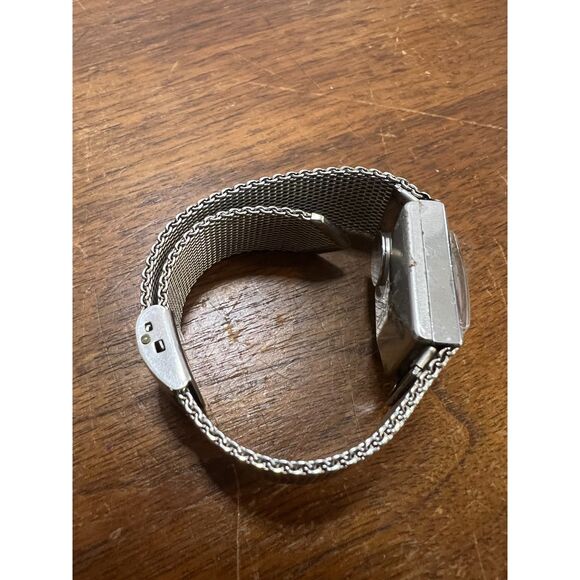 Vintage 1977 Timex Electric Women's Watch Silver Mesh Bracelet - Picture 7 of 8